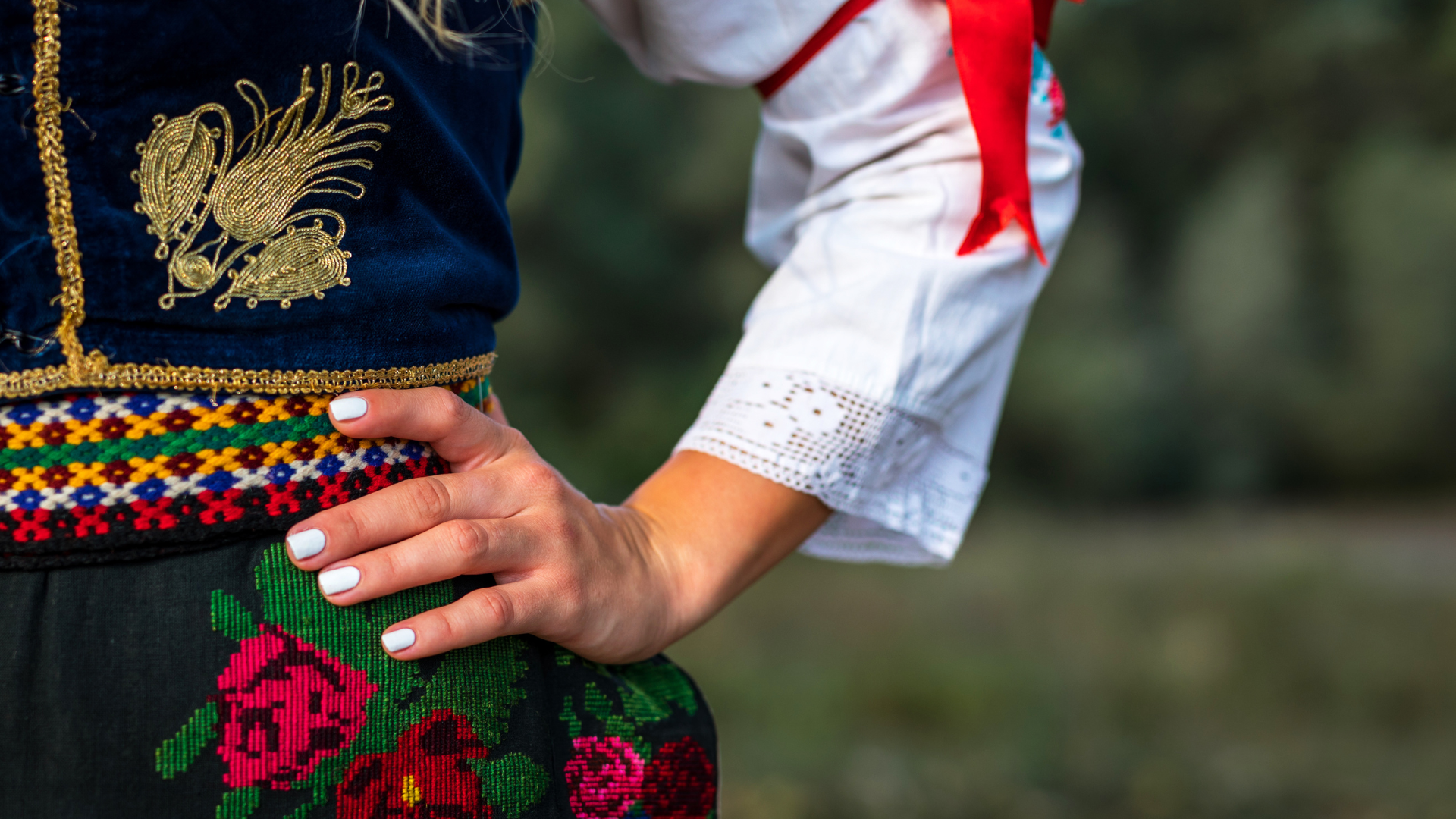 Tradicija iza pravljenja rakije u Srbiji. Zena u srpskoj nosnji. Novi blog tekst o rakije na sajtu Rakija i Gift Shop Pod Sljivom.